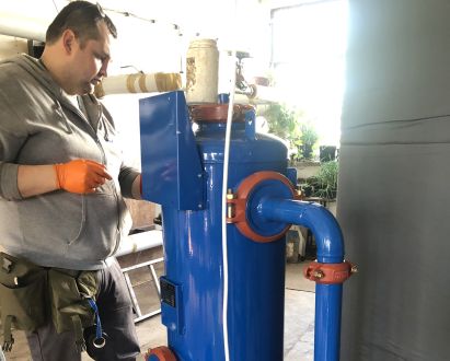 brudna i mętna ciepła woda  w kranach