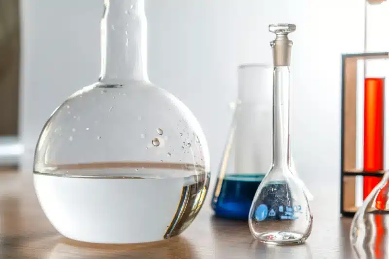 Rola wody w procesach chemicznych