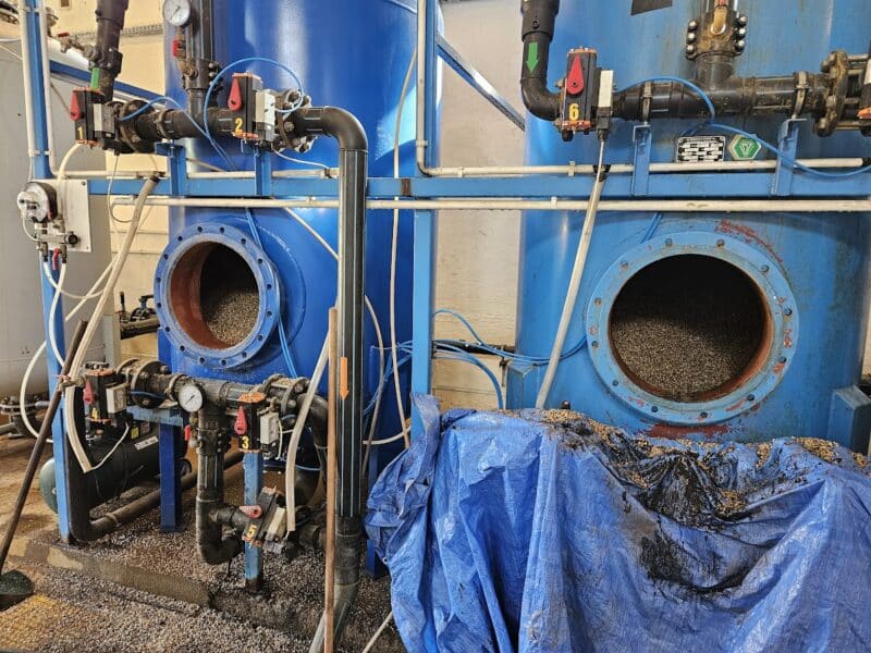 Wymiana złoża w stacji uzdatniania wody - usunięcie zużytego materiału filtracyjnego